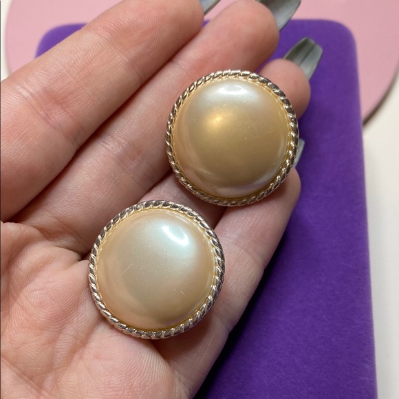 💛 Vintage Vendome Pearl Clip On Earrings - Picture 4 of 4